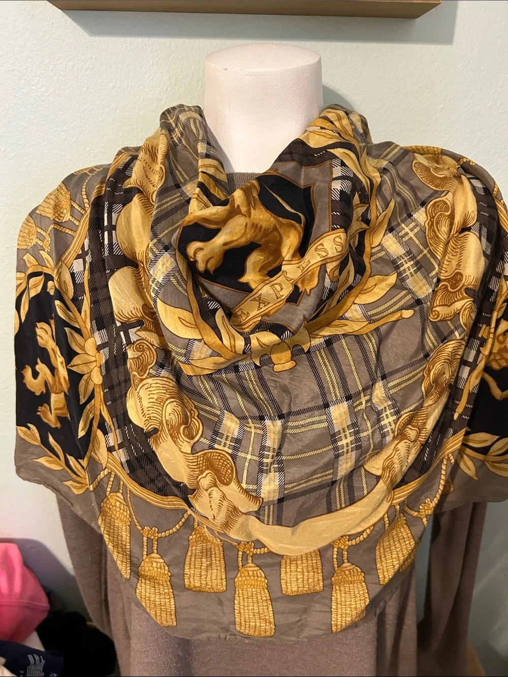 Express scarf Gold Lion, tassels and Black Crest